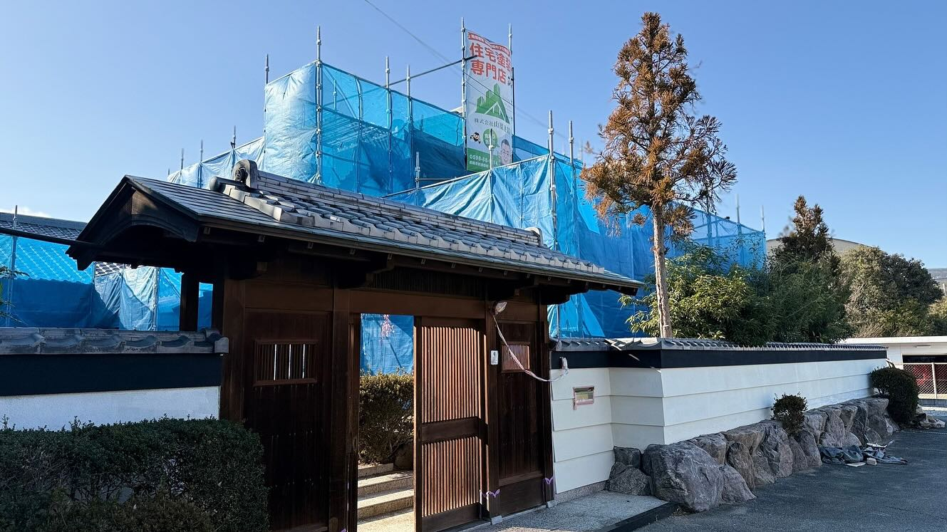 本日は松阪市のS様邸にて、素敵な塀の中塗り作業を行いました！