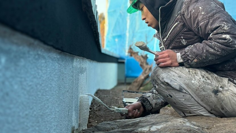 本日は松阪市のS様邸にて、素敵な塀の中塗り作業を行いました！