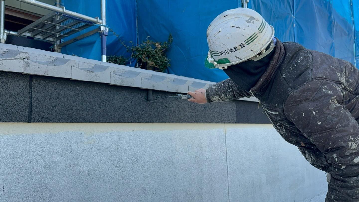 本日は松阪市のS様邸にて、素敵な塀の中塗り作業を行いました！