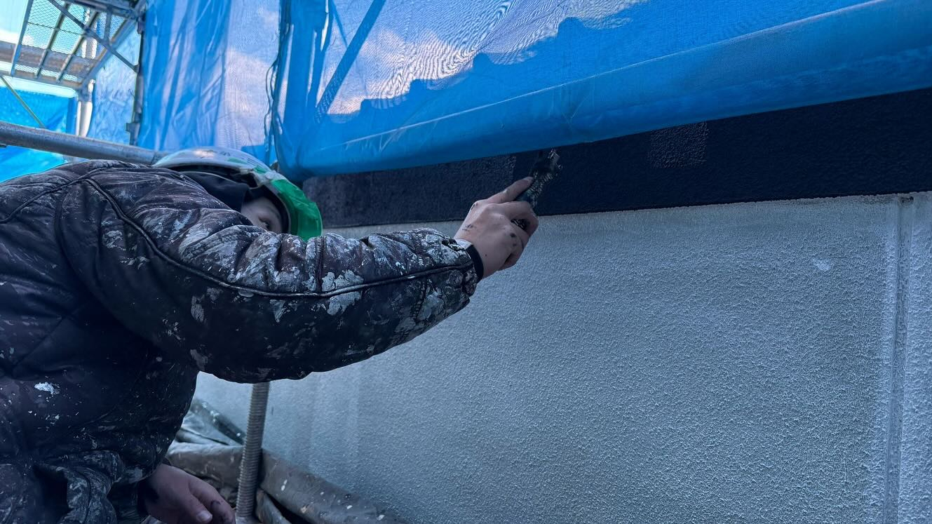 本日は松阪市のS様邸にて、素敵な塀の中塗り作業を行いました！