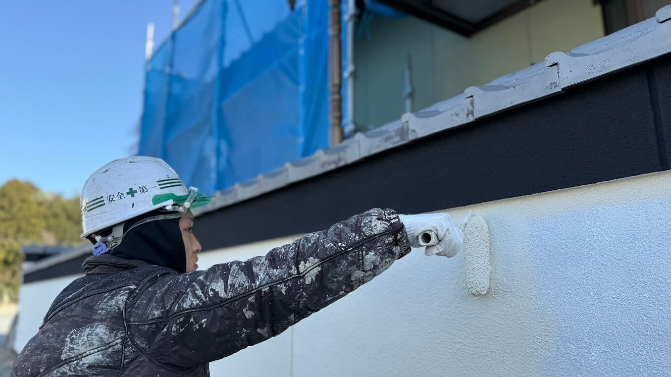 本日は松阪市のS様邸にて、素敵な塀の中塗り作業を行いました！