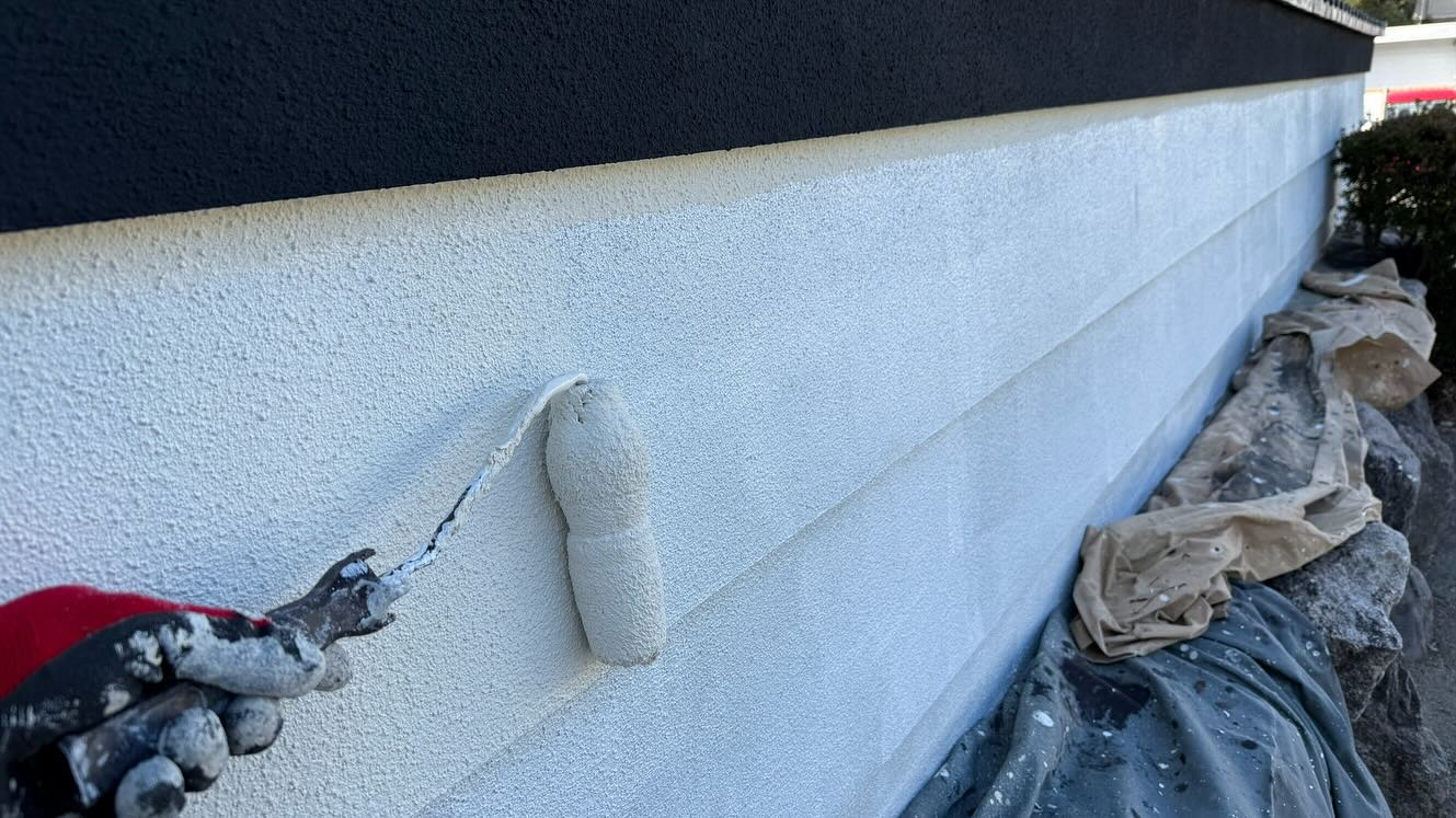 本日は松阪市のS様邸にて、素敵な塀の中塗り作業を行いました！