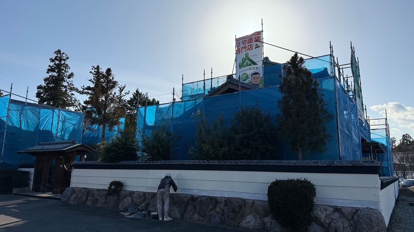 本日は松阪市のS様邸にて、素敵な塀の中塗り作業を行いました！