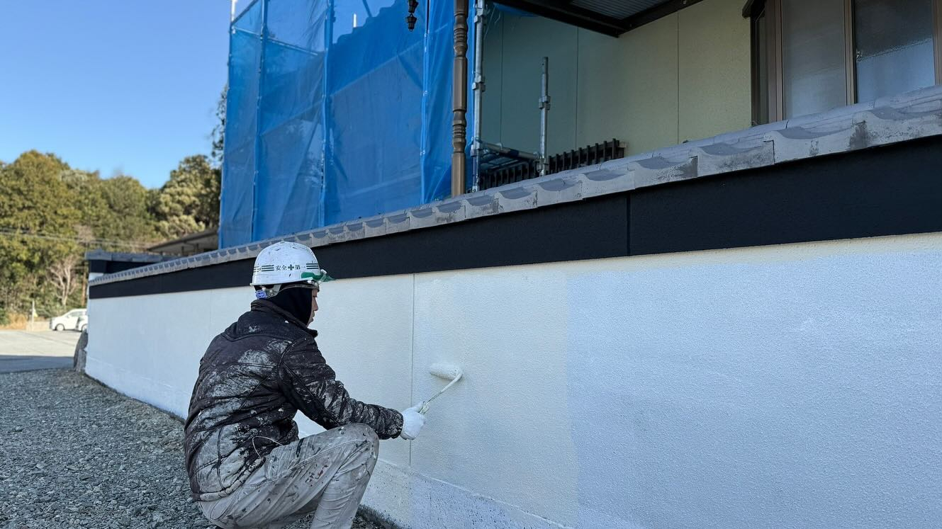 本日は松阪市のS様邸にて、素敵な塀の中塗り作業を行いました！