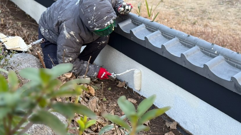 本日は松阪市のS様邸にて、素敵な塀の中塗り作業を行いました！