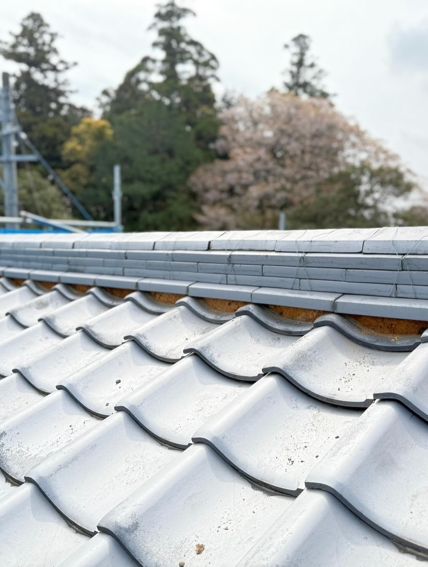 本日は松阪市のS様邸にて、瓦漆喰工事を行いました！🏡✨