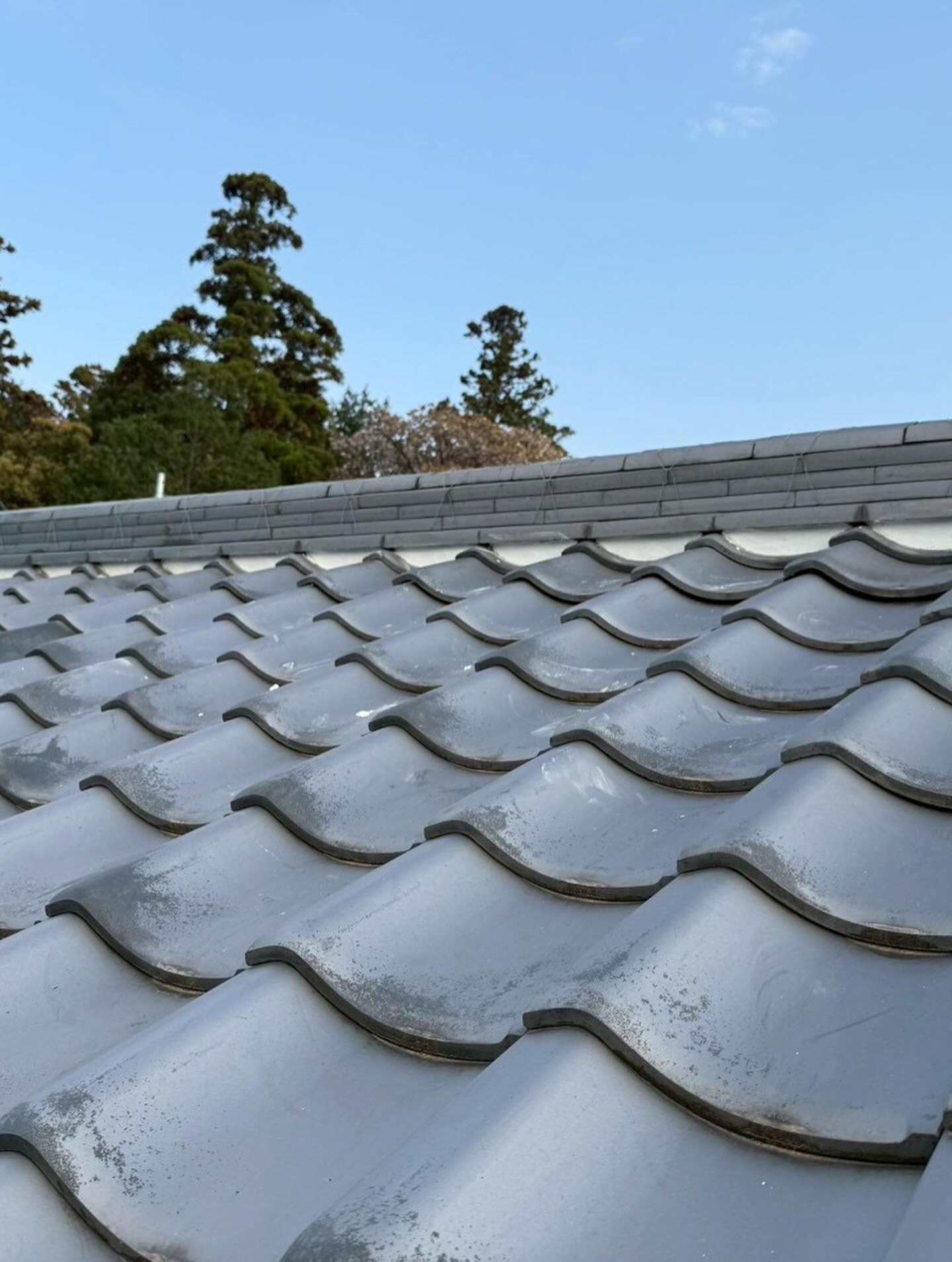 本日は松阪市のS様邸にて、瓦漆喰工事を行いました！🏡✨