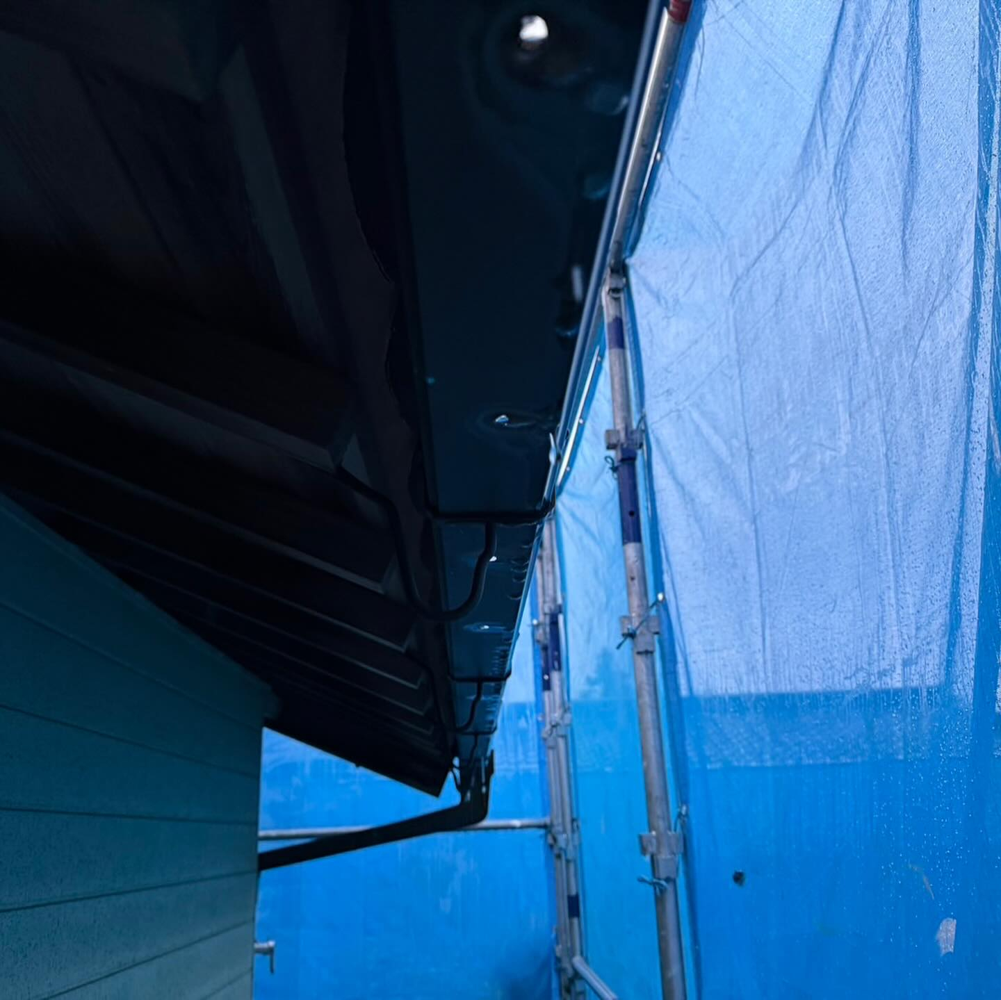 松阪市にあるS様邸にて、軒樋の交換を行いました!🌟元々取り付...