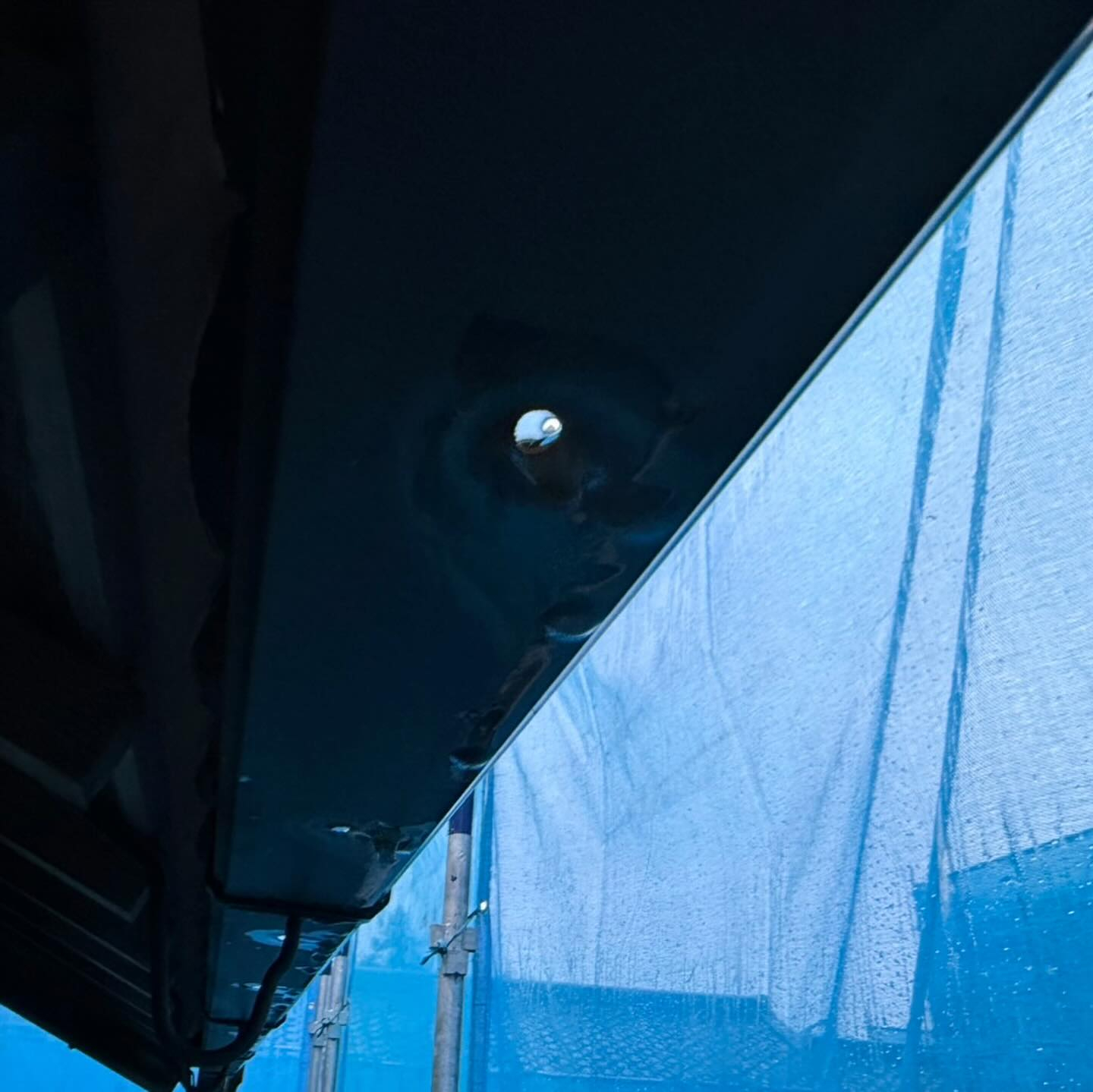 松阪市にあるS様邸にて、軒樋の交換を行いました!🌟元々取り付...