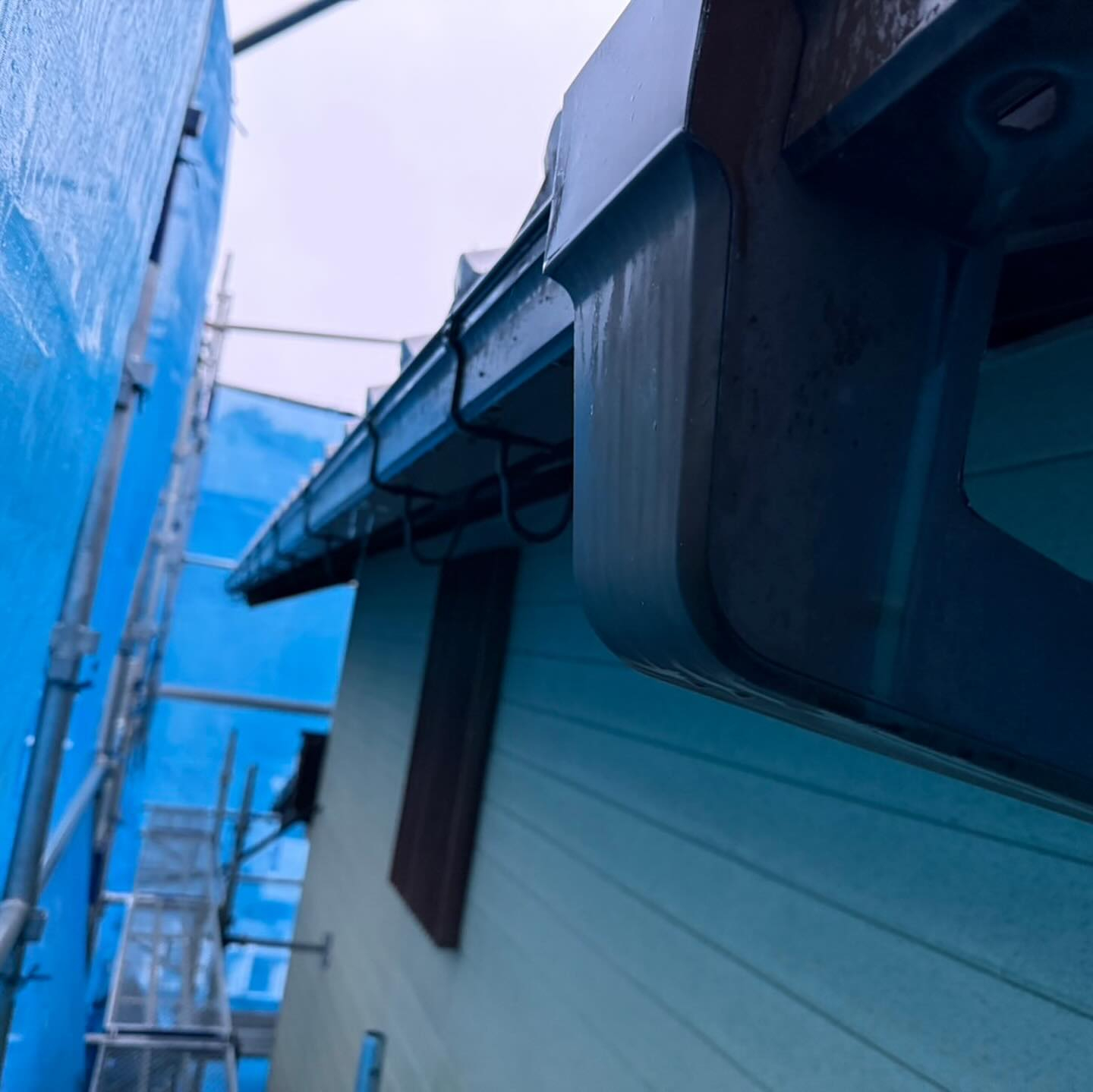 松阪市にあるS様邸にて、軒樋の交換を行いました!🌟元々取り付...