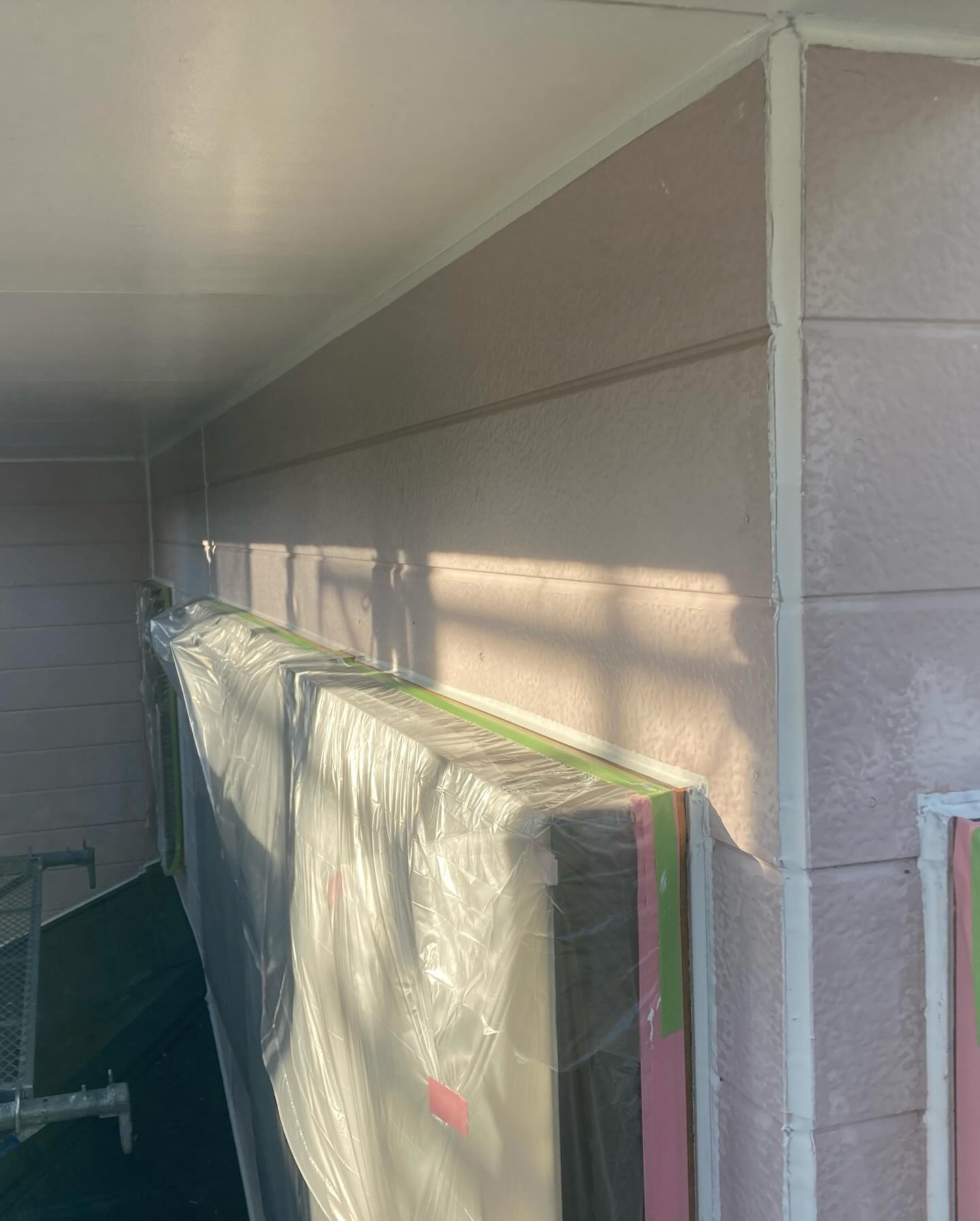 本日は多気郡N様邸にて、先日行ったシーリング打ち替え作業に続...