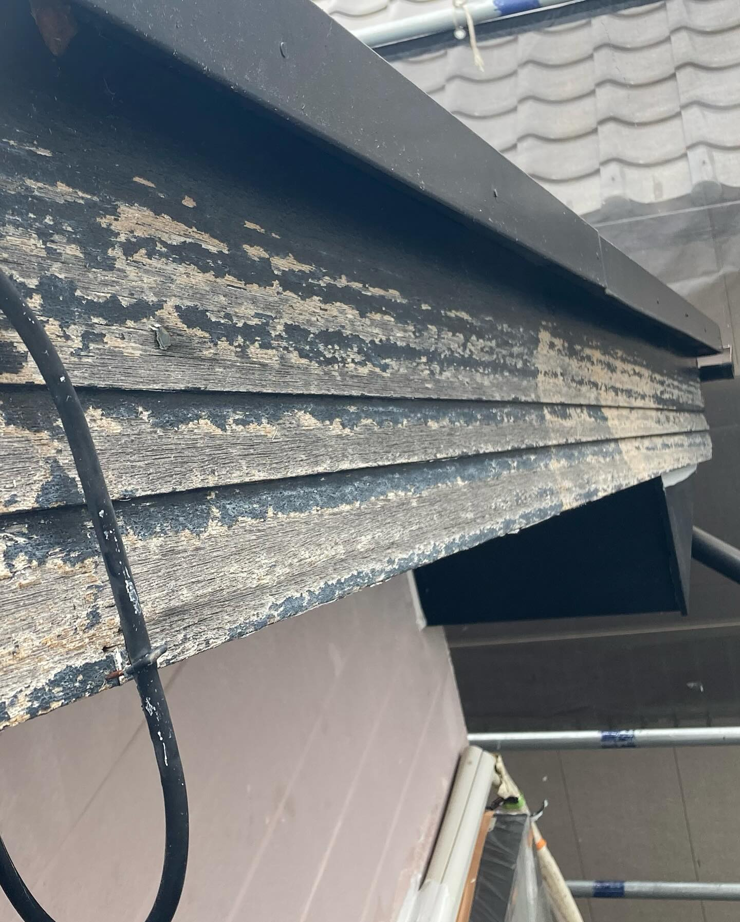 本日は多気郡N様邸にて、先日行ったシーリング打ち替え作業に続...