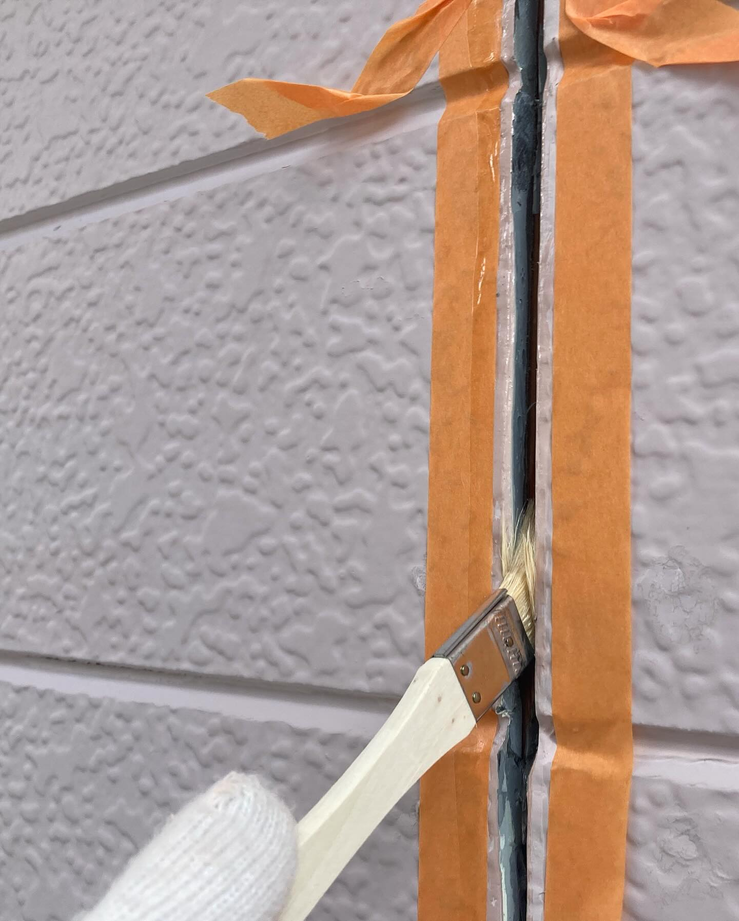 本日は多気郡N様邸にて、先日行ったシーリング打ち替え作業に続...