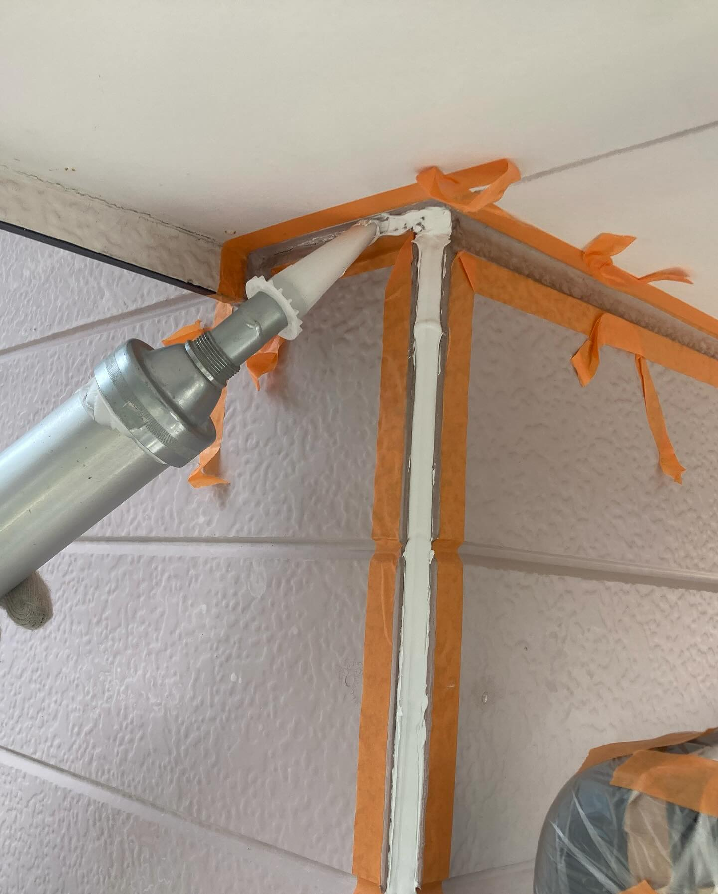 本日は多気郡N様邸にて、先日行ったシーリング打ち替え作業に続...