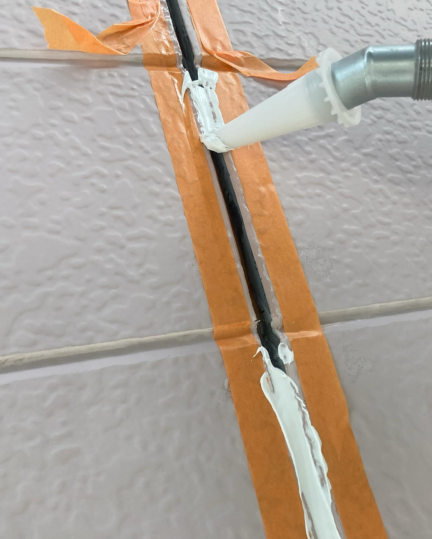 本日は多気郡N様邸にて、先日行ったシーリング打ち替え作業に続...