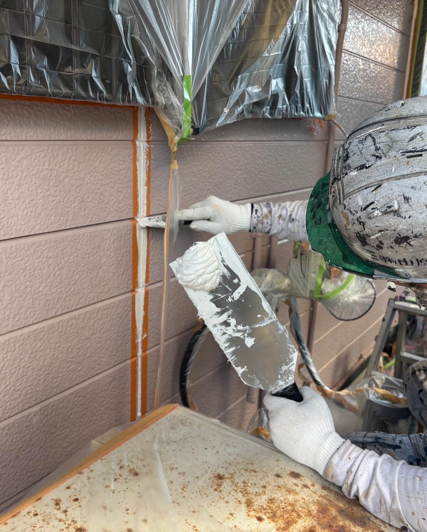 本日は多気郡N様邸にて、先日行ったシーリング打ち替え作業に続...