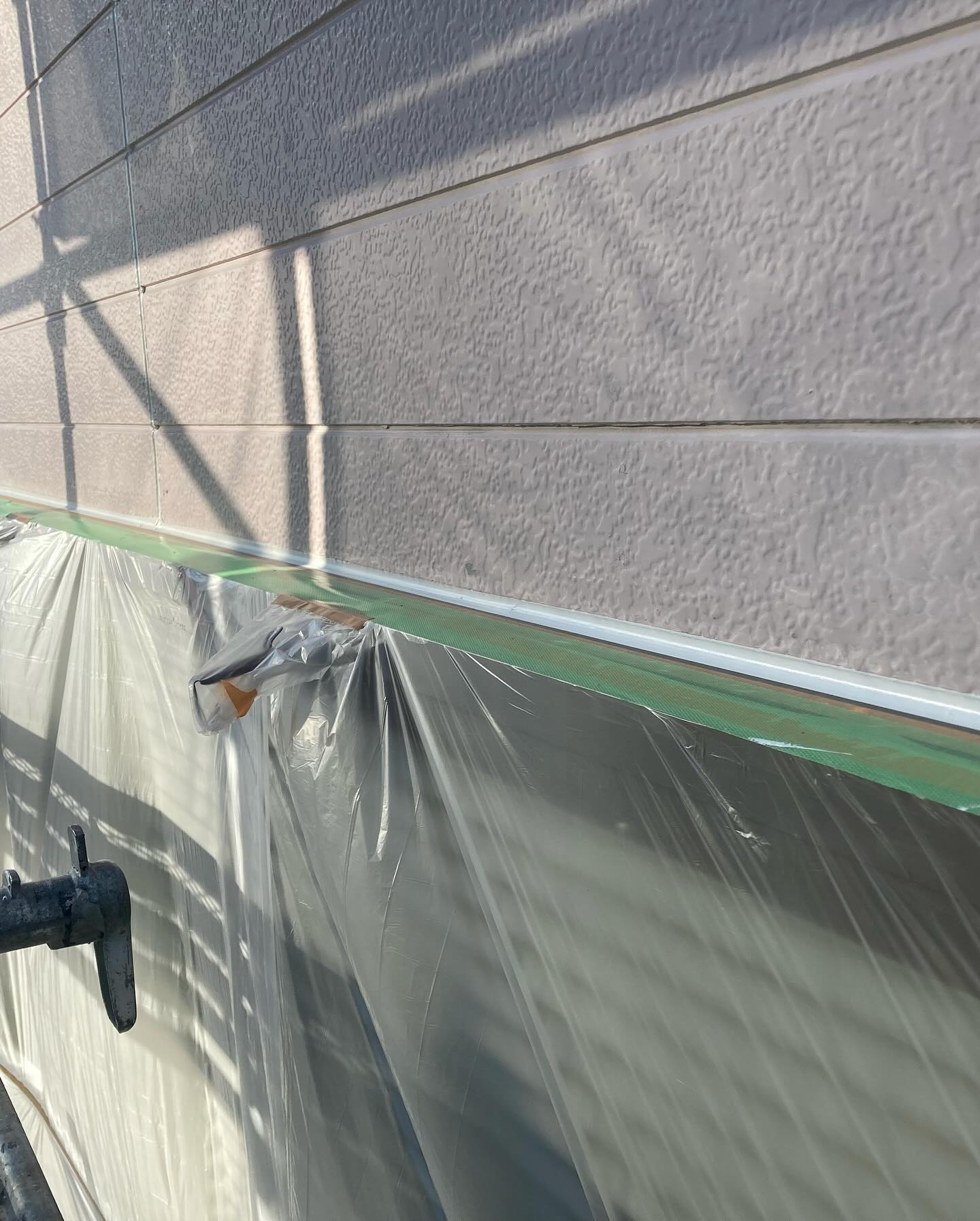 本日は多気郡N様邸にて、先日行ったシーリング打ち替え作業に続...