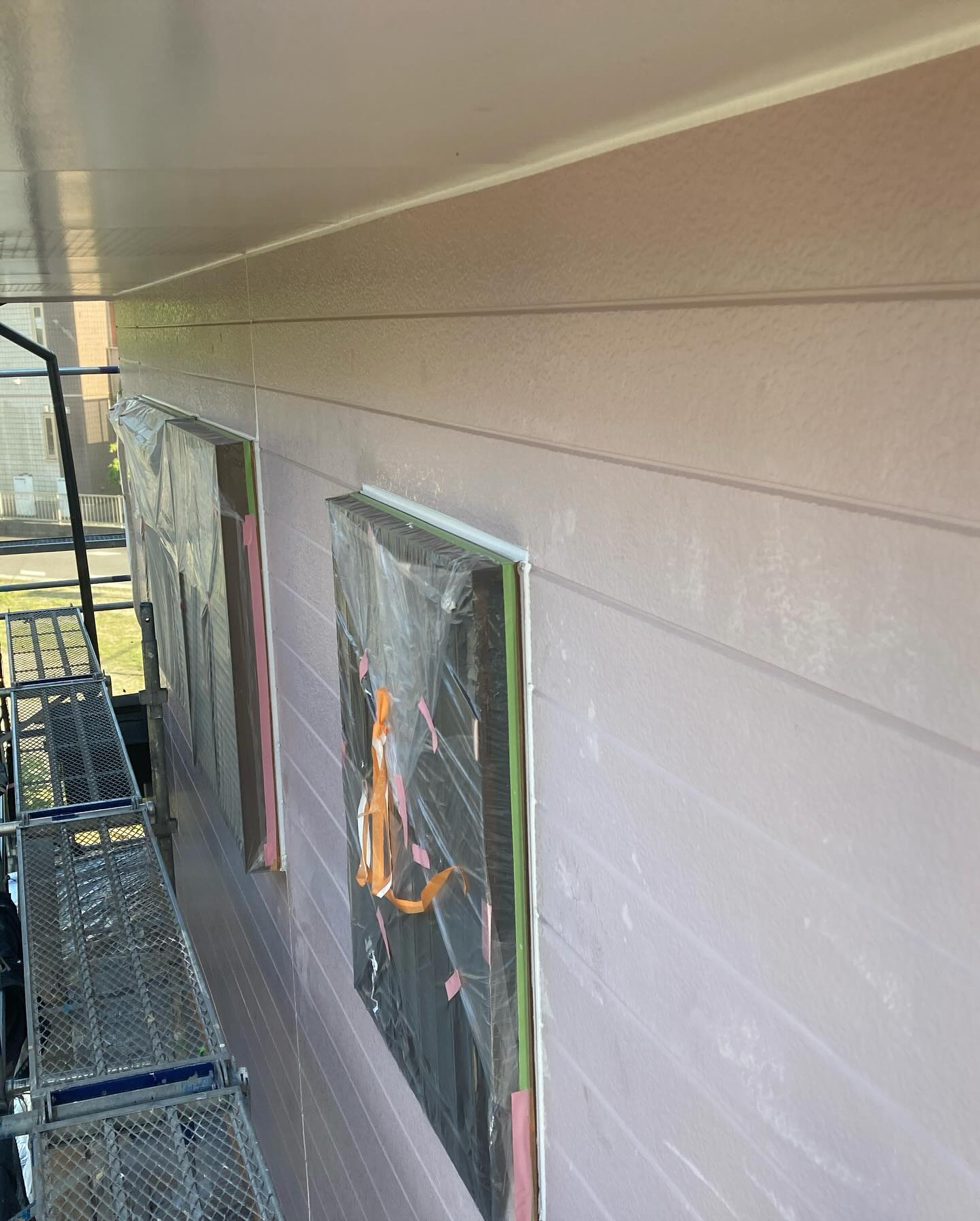 本日は多気郡N様邸にて、先日行ったシーリング打ち替え作業に続...