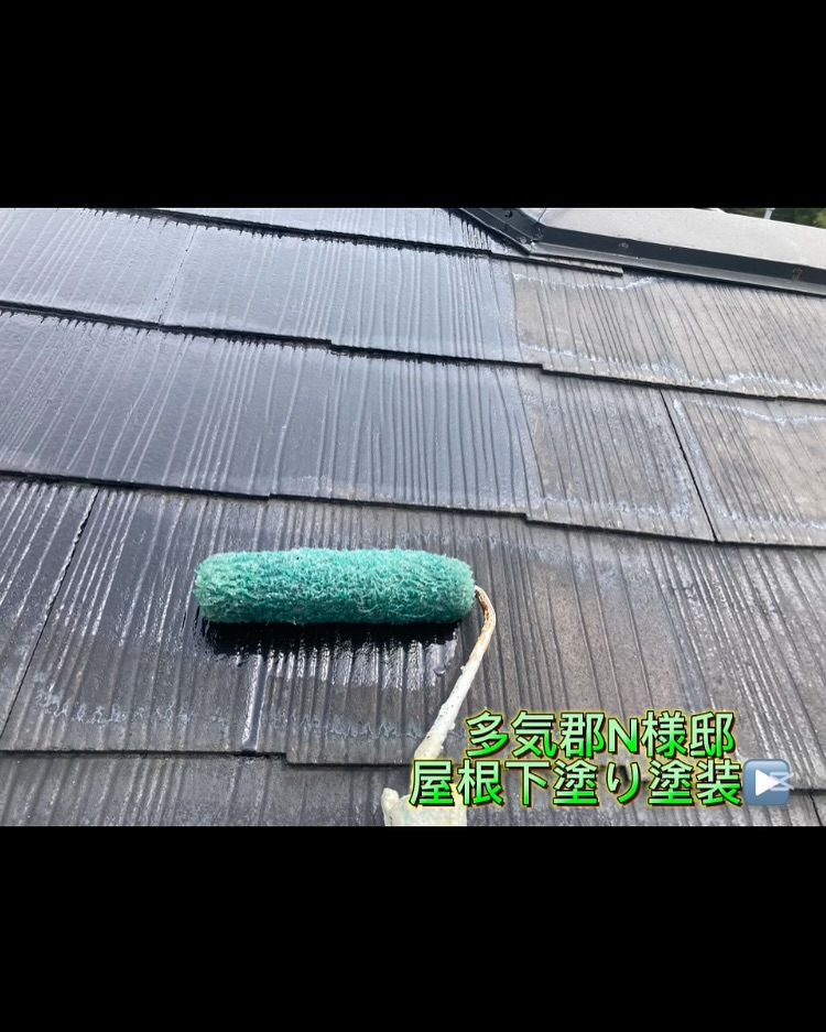 本日は多気郡N様邸にて、屋根の中塗りと上塗り塗装を行いました...