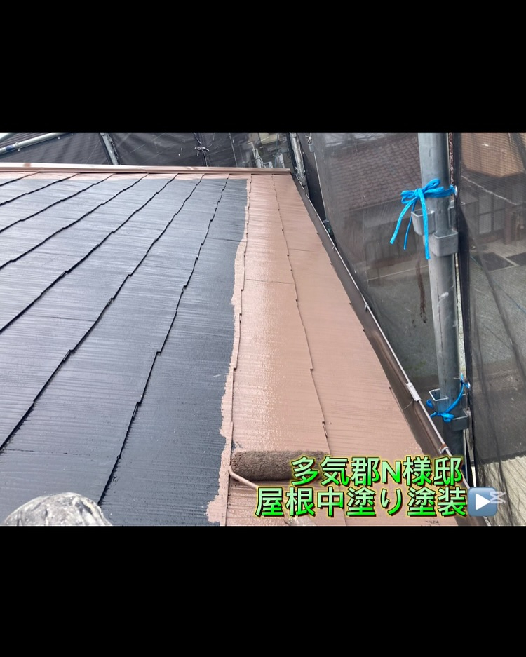 本日は多気郡N様邸にて、屋根の中塗りと上塗り塗装を行いました...