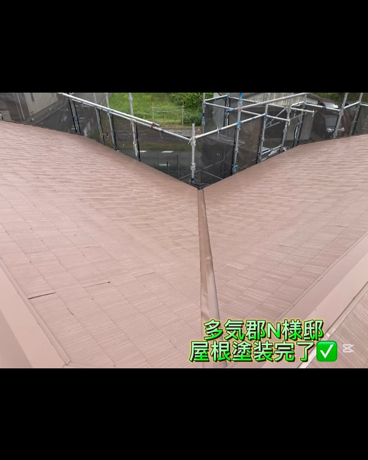 本日は多気郡N様邸にて、屋根の中塗りと上塗り塗装を行いました...