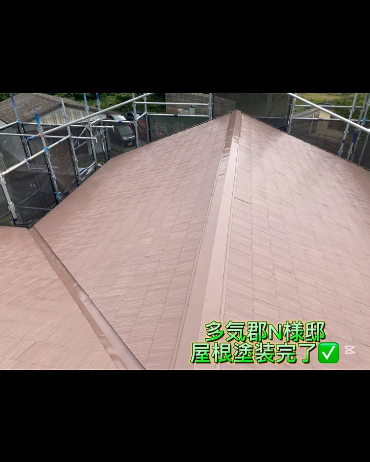 本日は多気郡N様邸にて、屋根の中塗りと上塗り塗装を行いました...