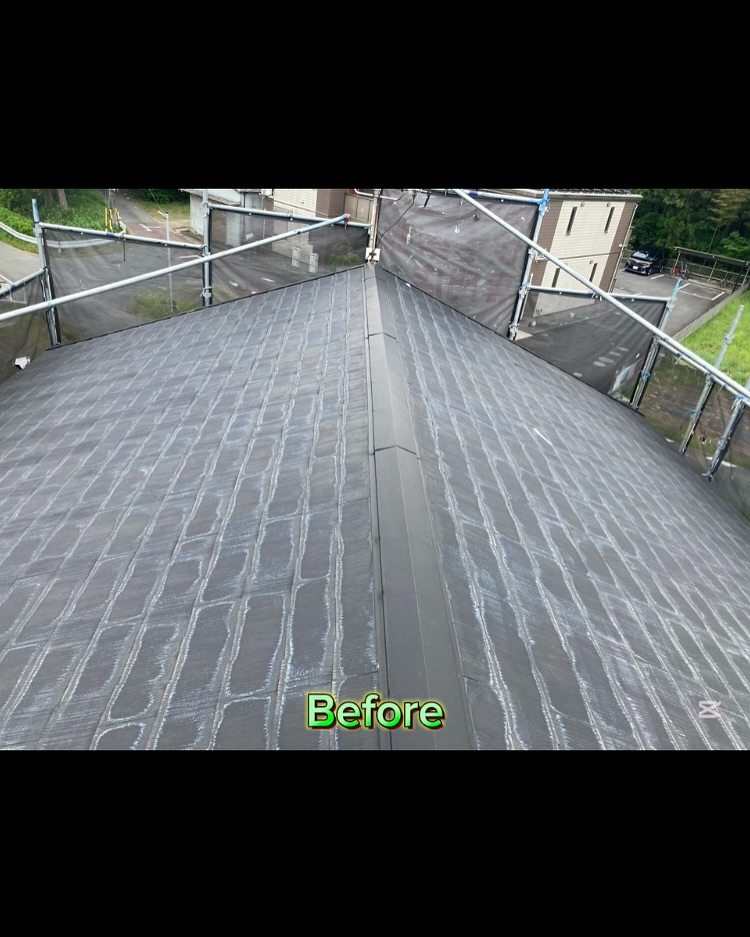 本日は多気郡N様邸にて、屋根の中塗りと上塗り塗装を行いました...