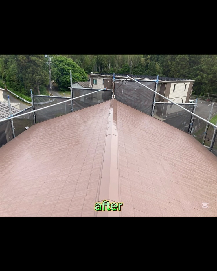 本日は多気郡N様邸にて、屋根の中塗りと上塗り塗装を行いました...