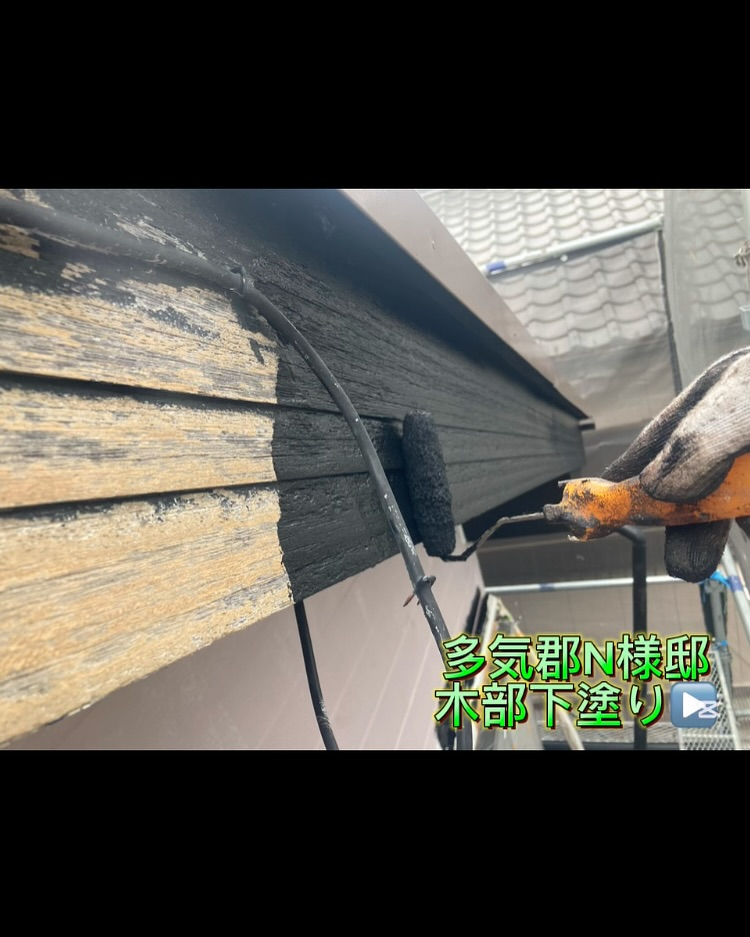 本日は多気郡N様邸にて、屋根の中塗りと上塗り塗装を行いました...