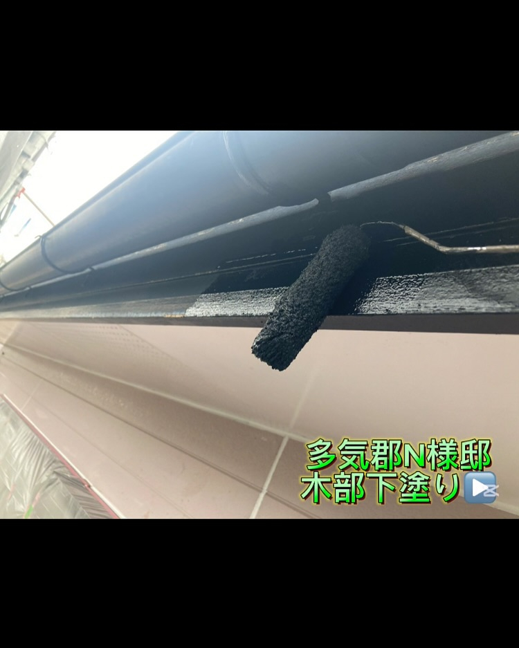 本日は多気郡N様邸にて、屋根の中塗りと上塗り塗装を行いました...