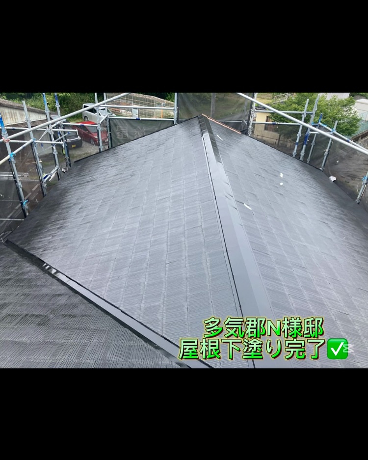 本日は多気郡N様邸にて、屋根の中塗りと上塗り塗装を行いました...