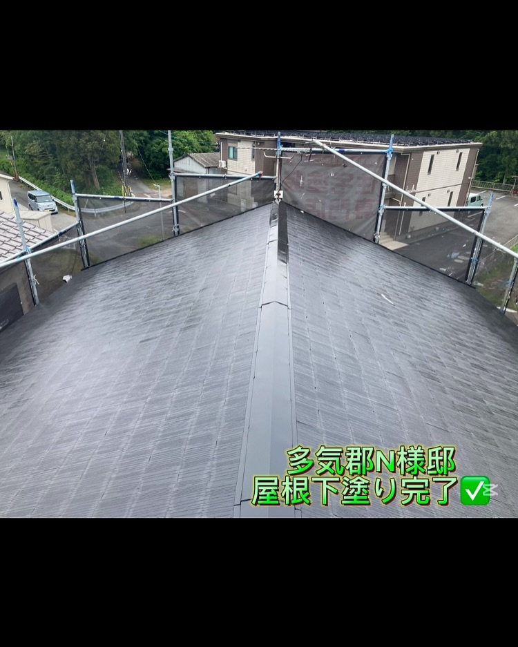 本日は多気郡N様邸にて、屋根の中塗りと上塗り塗装を行いました...