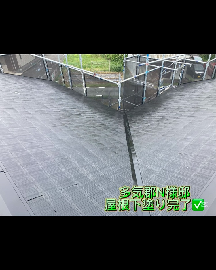 本日は多気郡N様邸にて、屋根の中塗りと上塗り塗装を行いました...