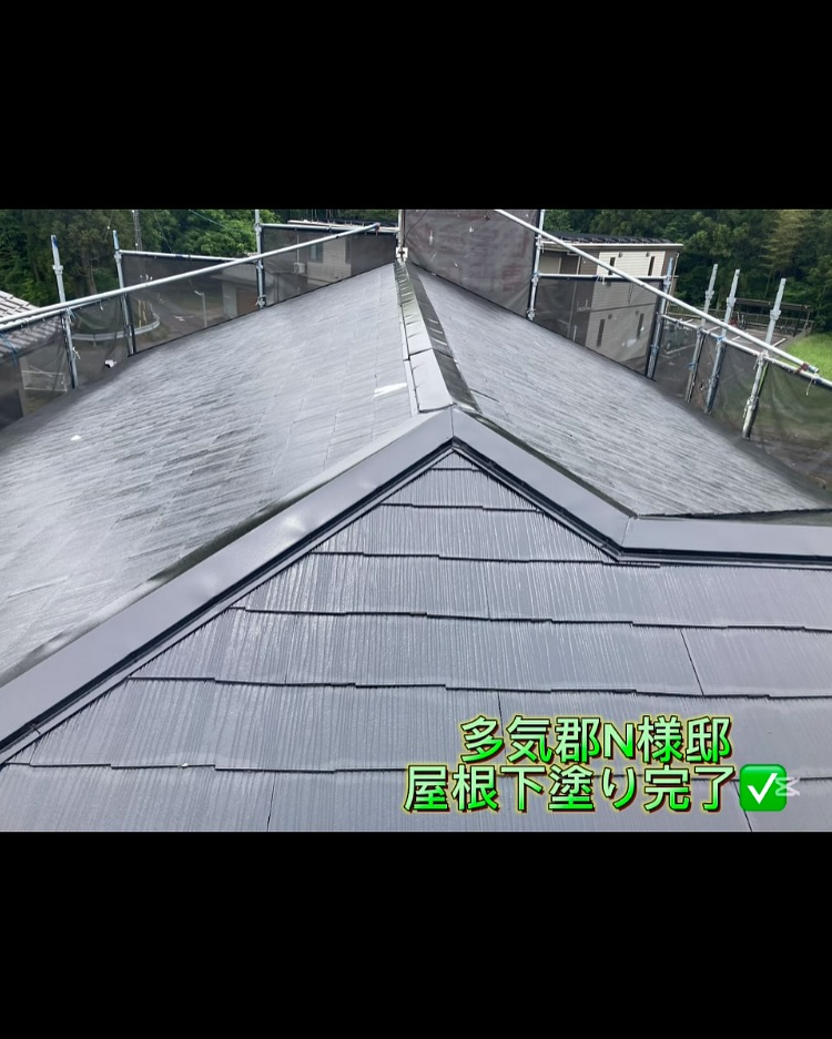 本日は多気郡N様邸にて、屋根の中塗りと上塗り塗装を行いました...