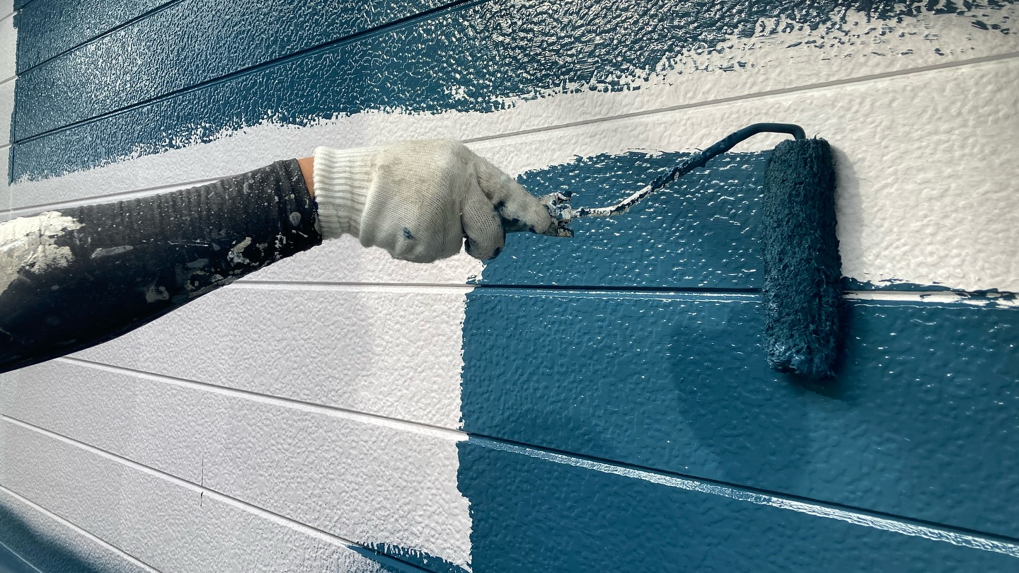 本日は、多気郡のN様邸にて、外壁塗装の作業を進めました！✨ 