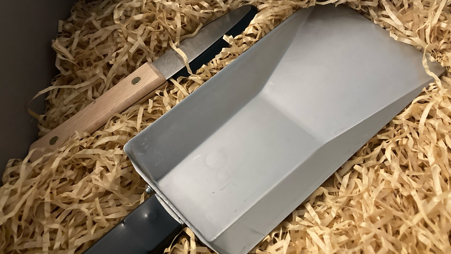 本日は、多気郡のN様邸にて、外壁塗装の作業を進めました！✨ 