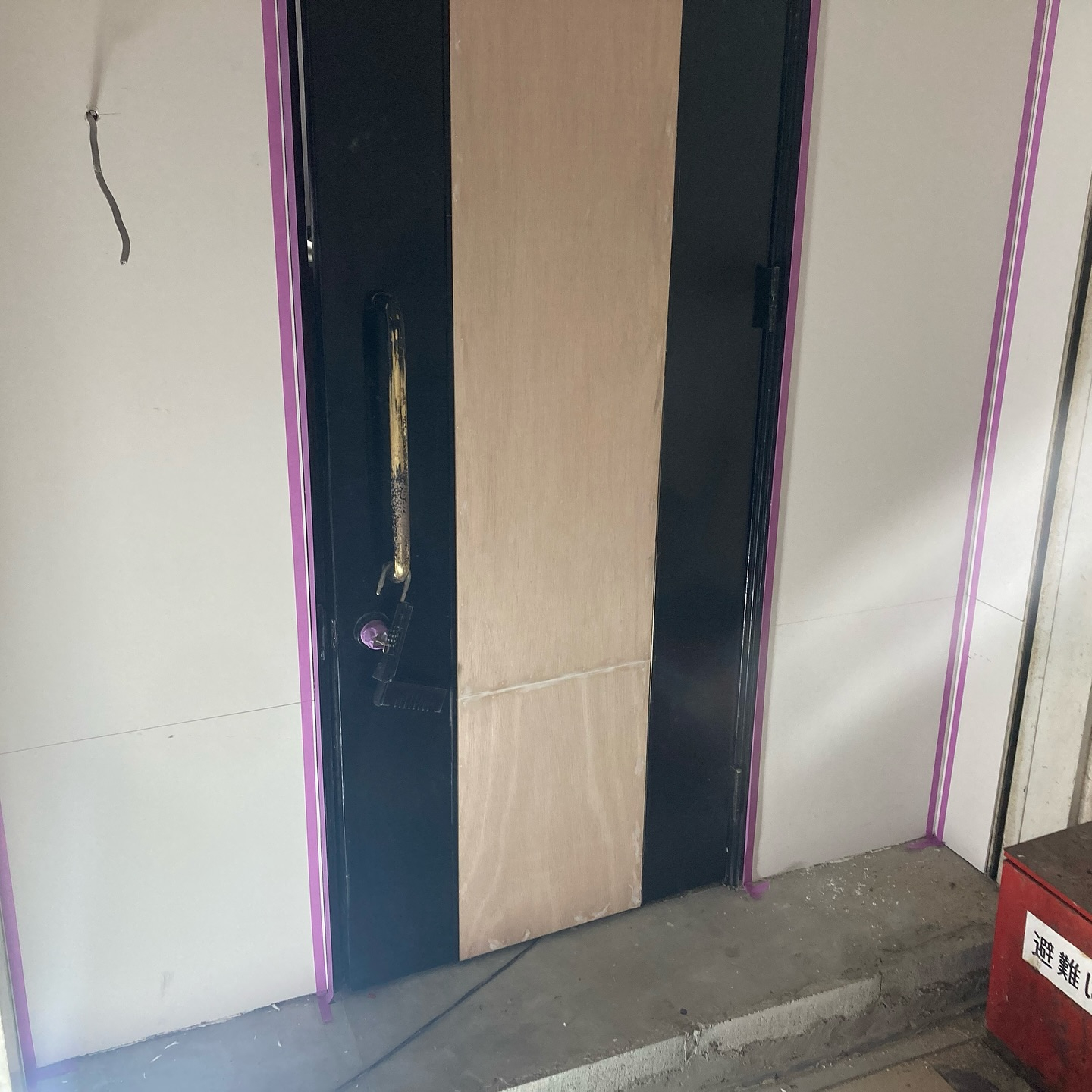 今回は松阪市愛宕町にあるスナックの塗装工事を担当させていただ...