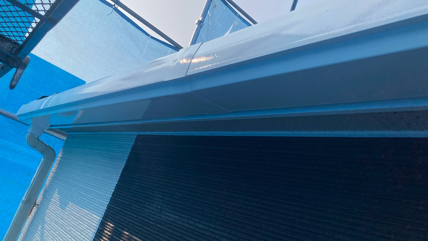 本日は松阪市🏡のO様邸にて、付帯部塗装とハト避けの取り付けを...