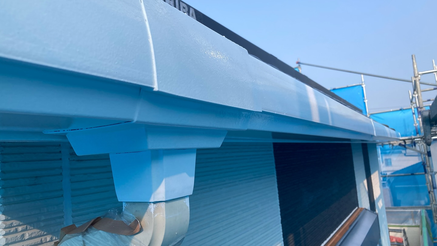 本日は松阪市🏡のO様邸にて、付帯部塗装とハト避けの取り付けを...