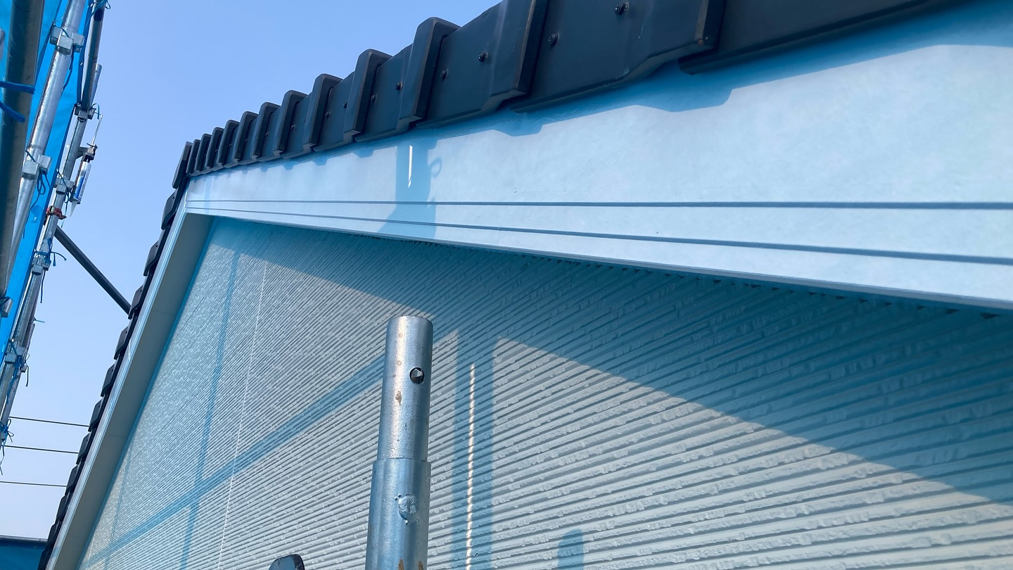 本日は松阪市🏡のO様邸にて、付帯部塗装とハト避けの取り付けを...