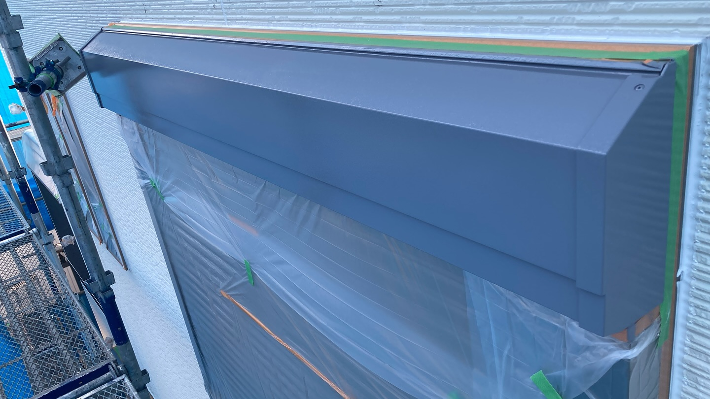 本日は松阪市🏡のO様邸にて、付帯部塗装とハト避けの取り付けを...