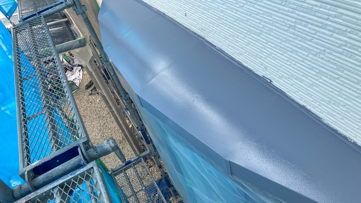 本日は松阪市🏡のO様邸にて、付帯部塗装とハト避けの取り付けを...