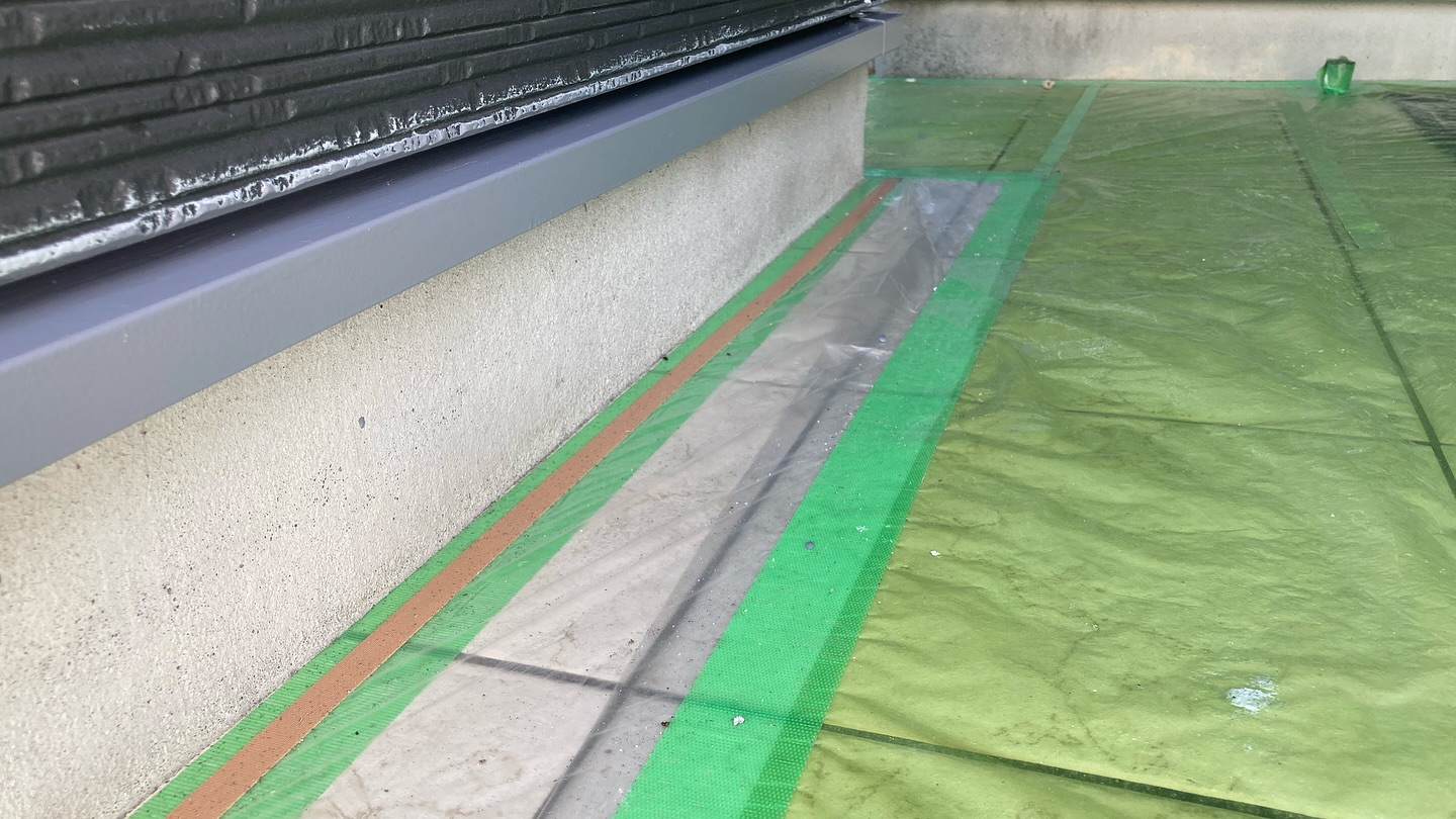 本日は松阪市🏡のO様邸にて、付帯部塗装とハト避けの取り付けを...