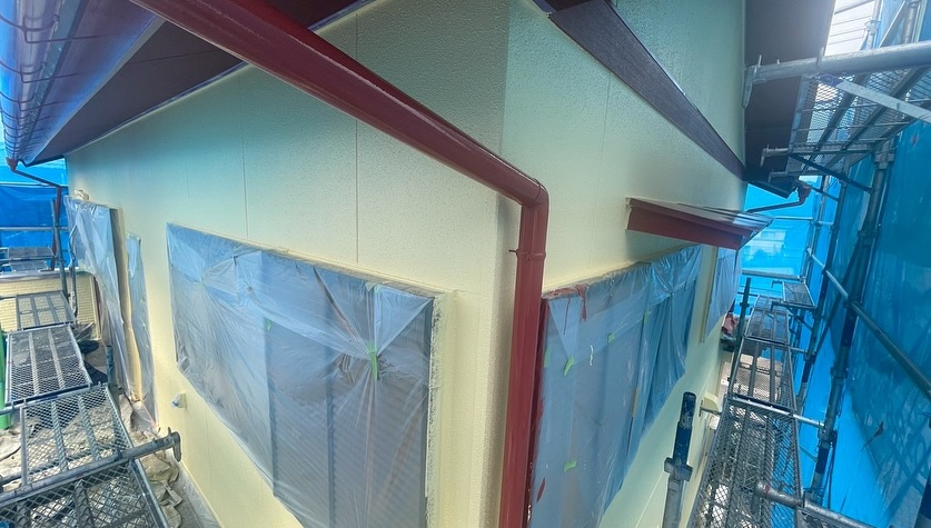 今回ご紹介するのは、松阪市K様邸で行った【付帯部・軒天塗装工...