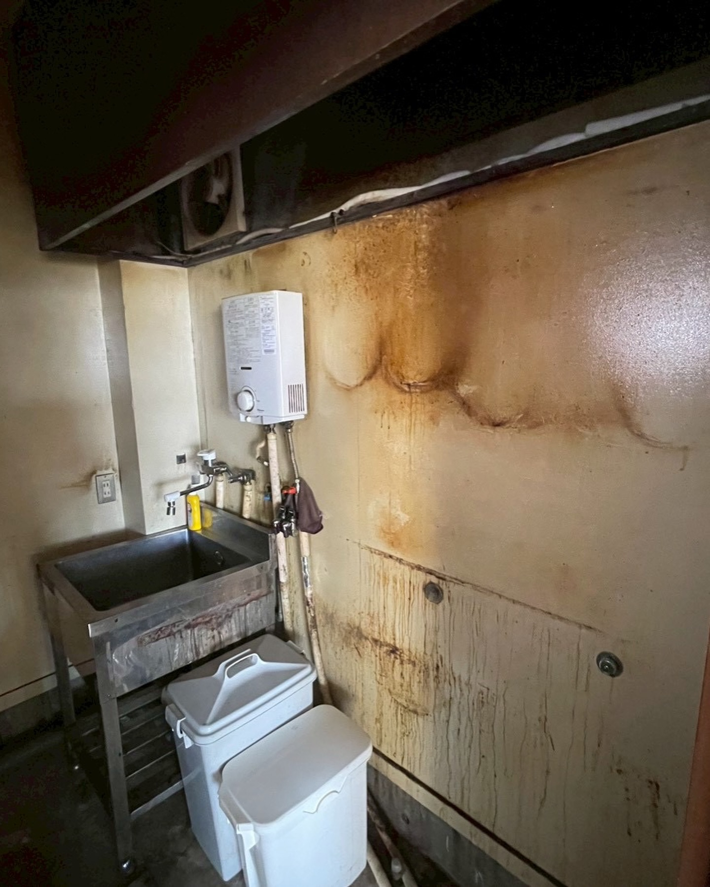 長年の使用により、壁や天井に油汚れ・油コゲが蓄積していた厨房...