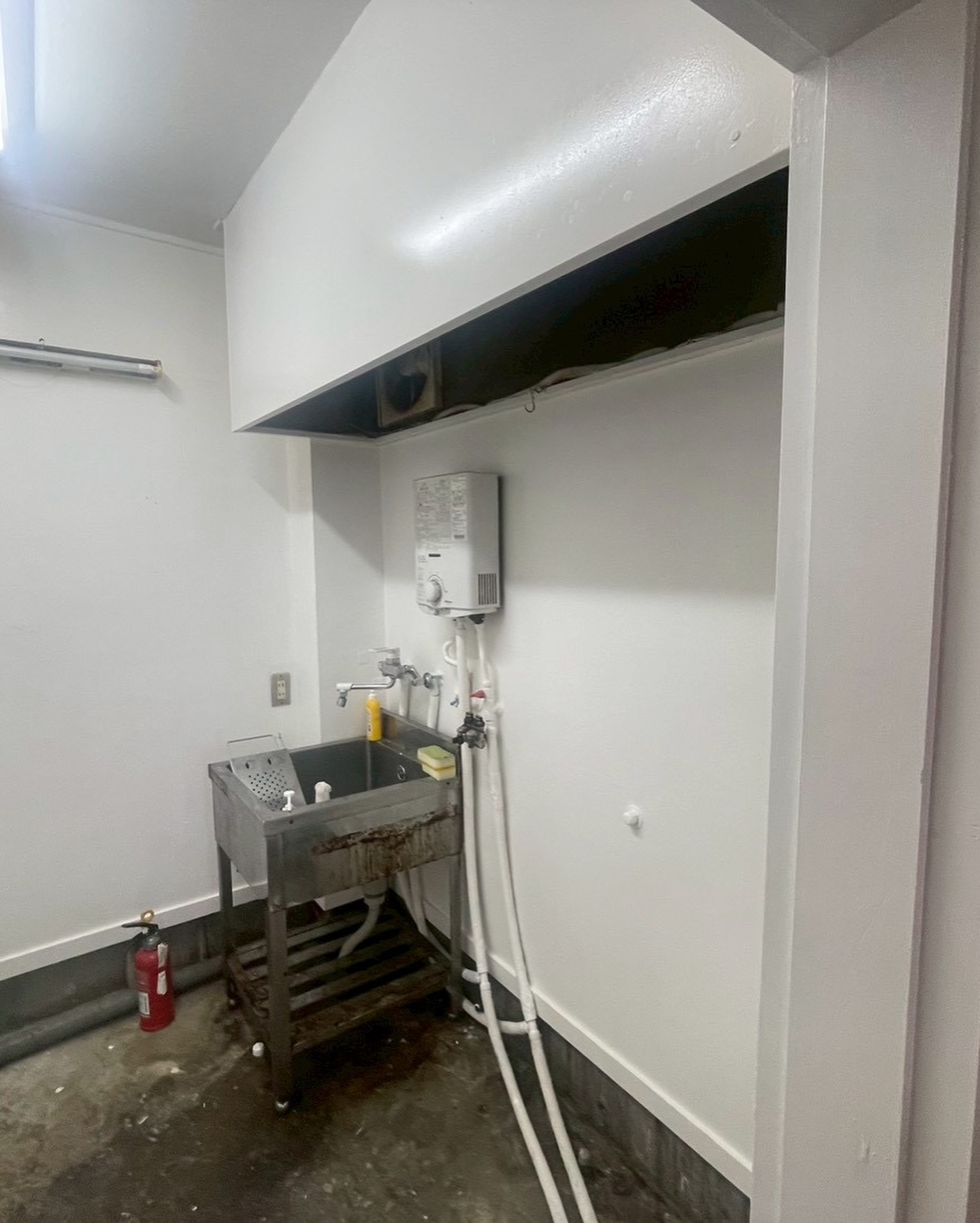 長年の使用により、壁や天井に油汚れ・油コゲが蓄積していた厨房...