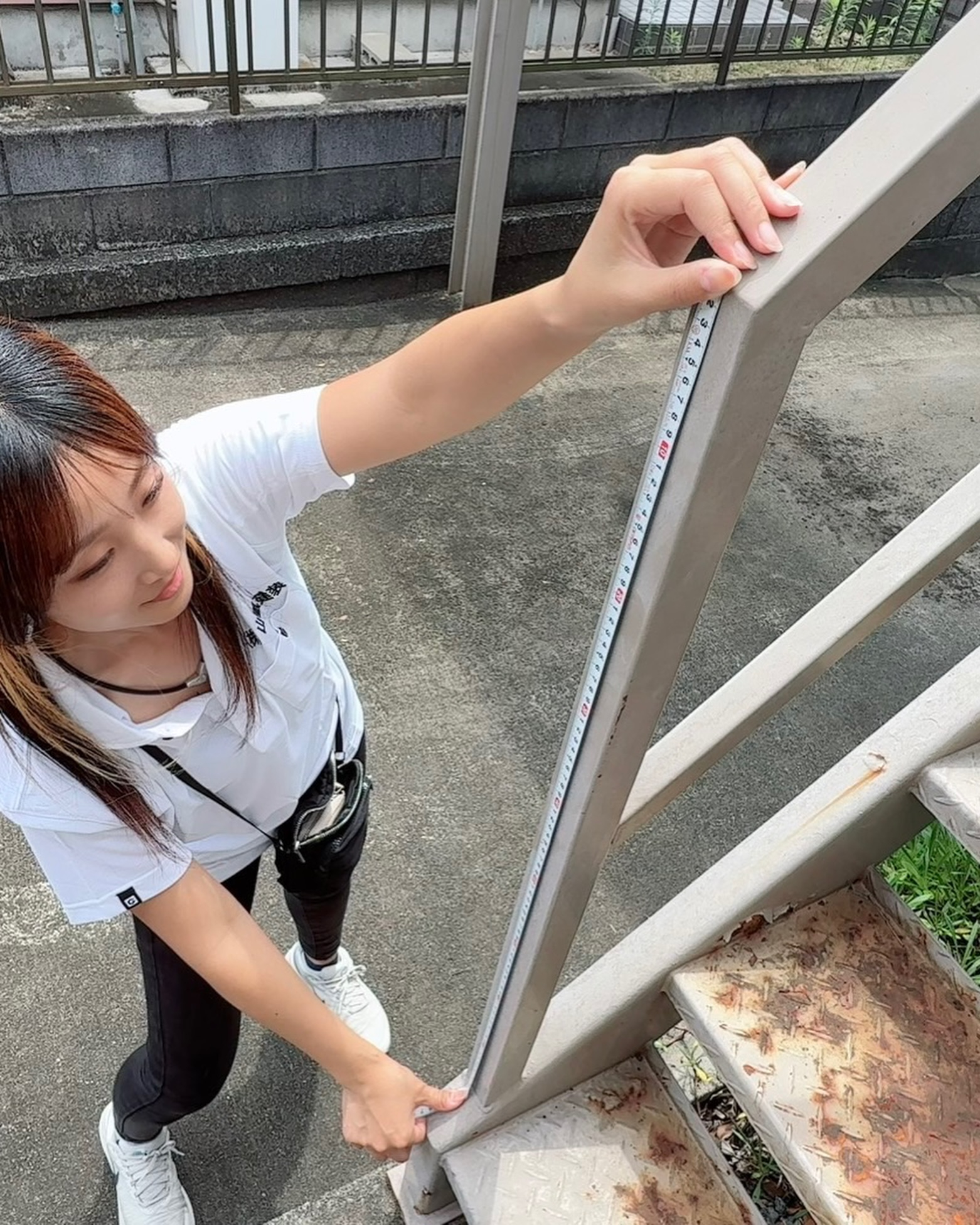 「笑顔で現場を明るくする、山凰建装の塗装女子。