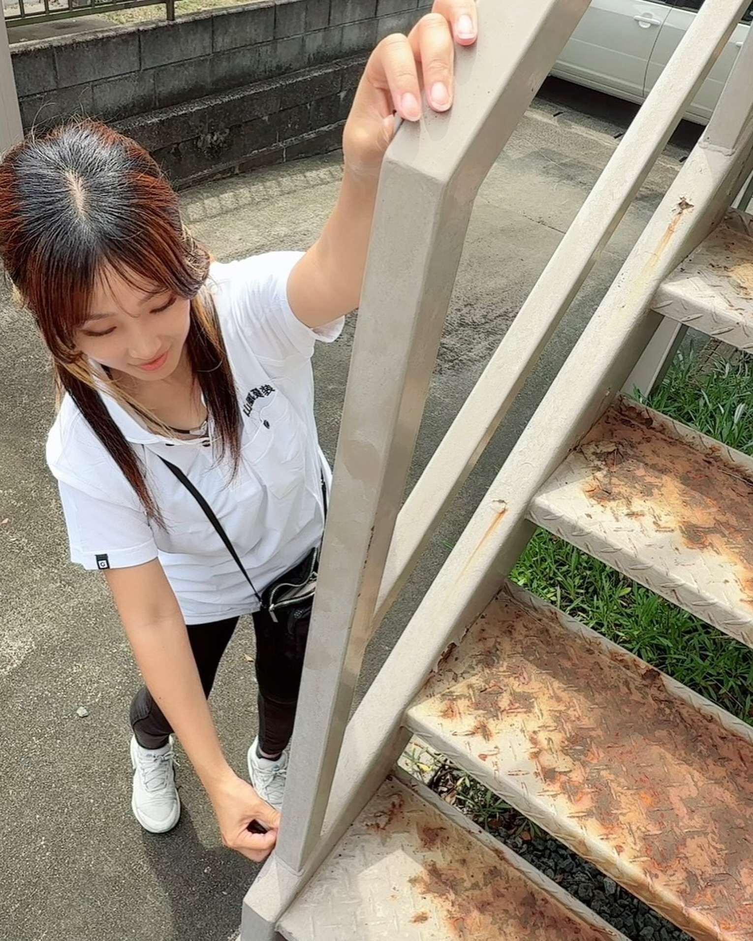 「笑顔で現場を明るくする、山凰建装の塗装女子。